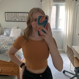 Burnt orange cropped t shirt from Zara 🍊